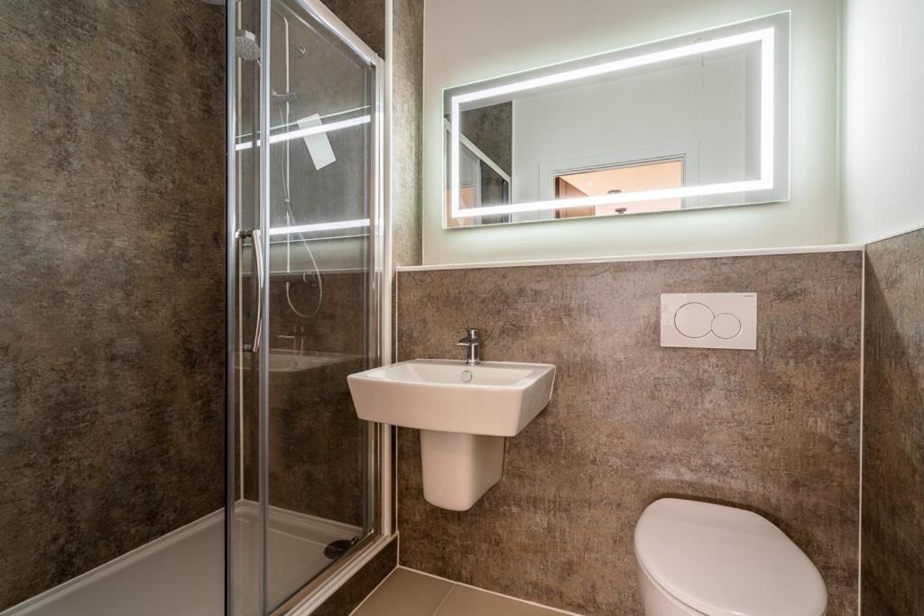 Central Penthouse With Hot Tub & Views 23 Cheltenham Exterior photo