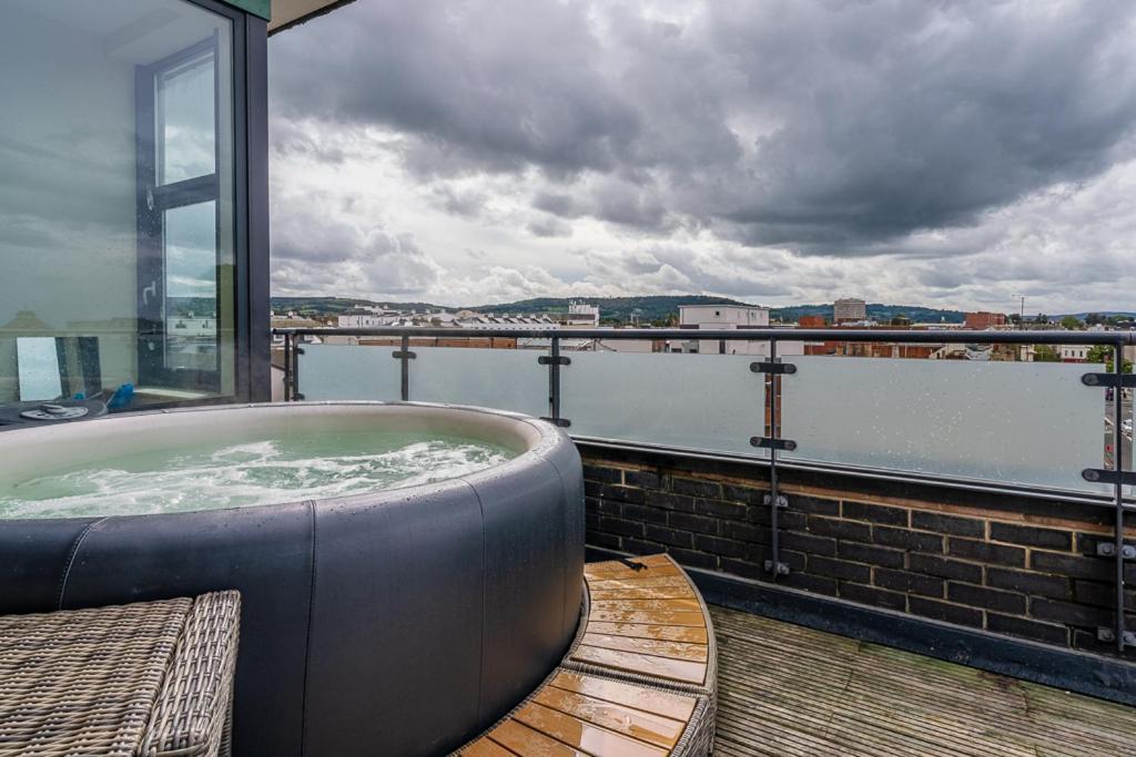 Central Penthouse With Hot Tub & Views 23 Cheltenham Exterior photo
